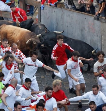 Tres heridos por asta de toro en un abarrotado y peligroso séptimo [...]