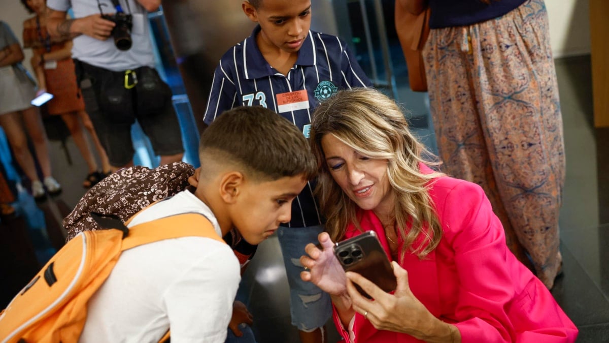 Yolanda Díaz recibe a los niños saharauis en el Congreso con diputados del PP y Sumar pero sin rastro del PSOE