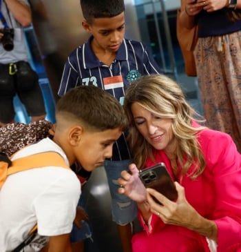 Yolanda Díaz recibe a los niños saharauis en el Congreso con diputados [...]