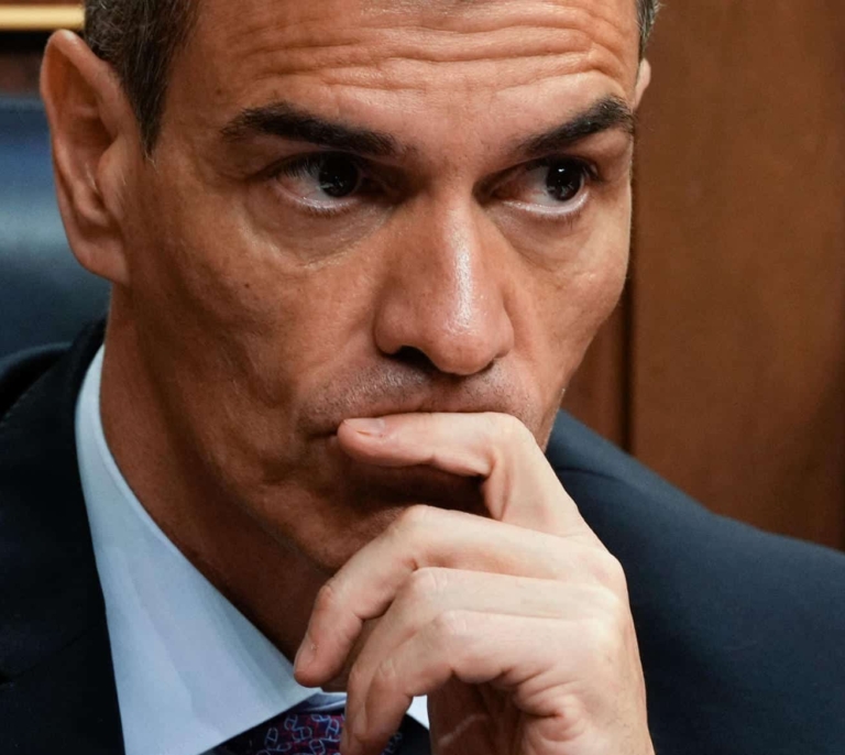 Sánchez pierde un millón de votos socialistas en un mes por el escándalo de Cerdán, según Tezanos