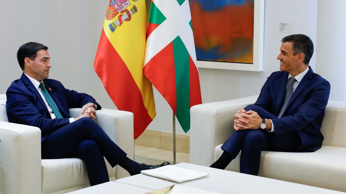 MADRID, 15/07/2025.- El presidente del Gobierno, Pedro Sánchez (dcha), se reúne con el lehendakari Imanol Pradales, antes de presidir la Comisión Bilateral de Cooperación Permanente entre el Estado y Euskadi que abordará las transferencias pendientes al País Vasco. EFE/J. J. Guillén