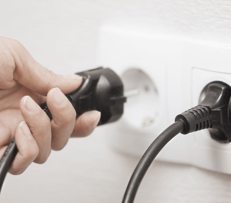 Los electrodomésticos que no debes dejar enchufados cuando te vayas de vacaciones