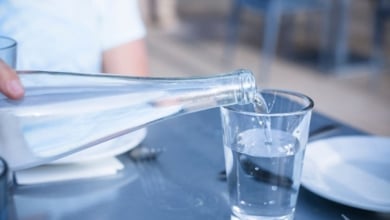 El truco viral para que enfriar el agua en segundos durante el verano