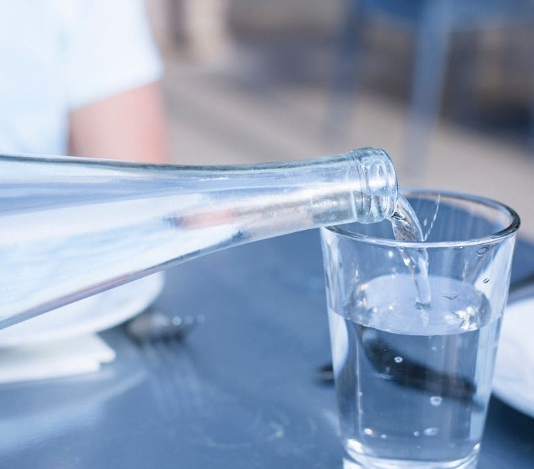 El truco viral para que enfriar el agua en segundos durante el verano