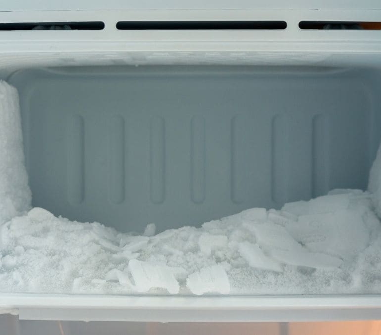 Cómo evitar que se acumule la escarcha en el congelador si te vas de vacaciones