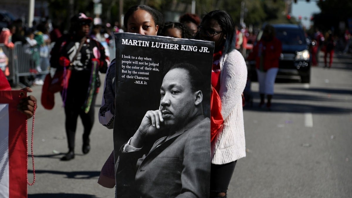 Imagen de archivo de una manifestante llevando una pancarta con la imagen de Martin Luther King en San Petesburgo, Florida, en 2019.