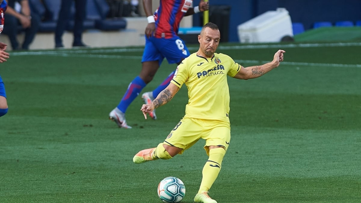 Santi Cazorla seguirá en el Oviedo en Primera División tras confirmar su renovación