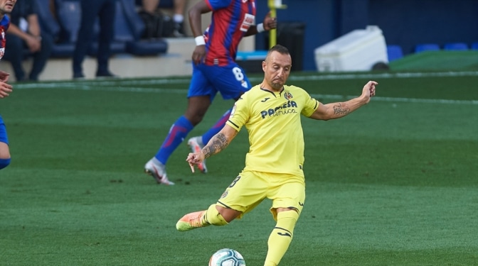 Santi Cazorla seguirá en el Oviedo en Primera División tras confirmar su renovación