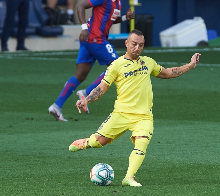 Santi Cazorla seguirá en el Oviedo en Primera División tras confirmar su renovación