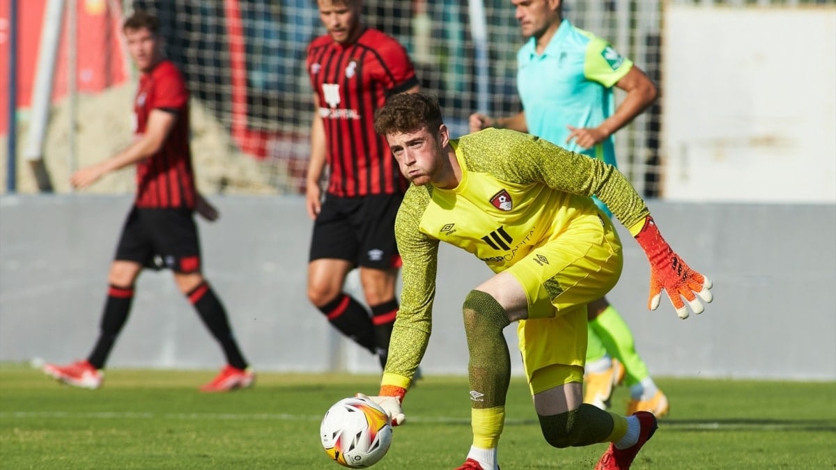 Mark Travers, procedente del Bournemouth, defenderá la portería del Everton