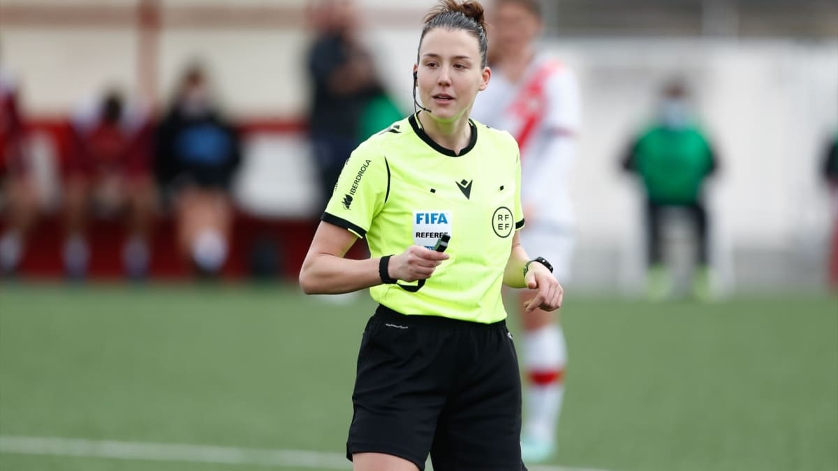 Olatz Rivera debuta en la Eurocopa dirigiendo el Polonia-Dinamarca