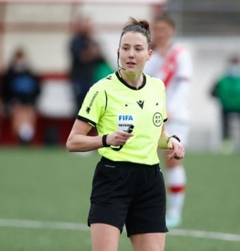 Olatz Rivera debuta en la Eurocopa dirigiendo el Polonia-Dinamarca
