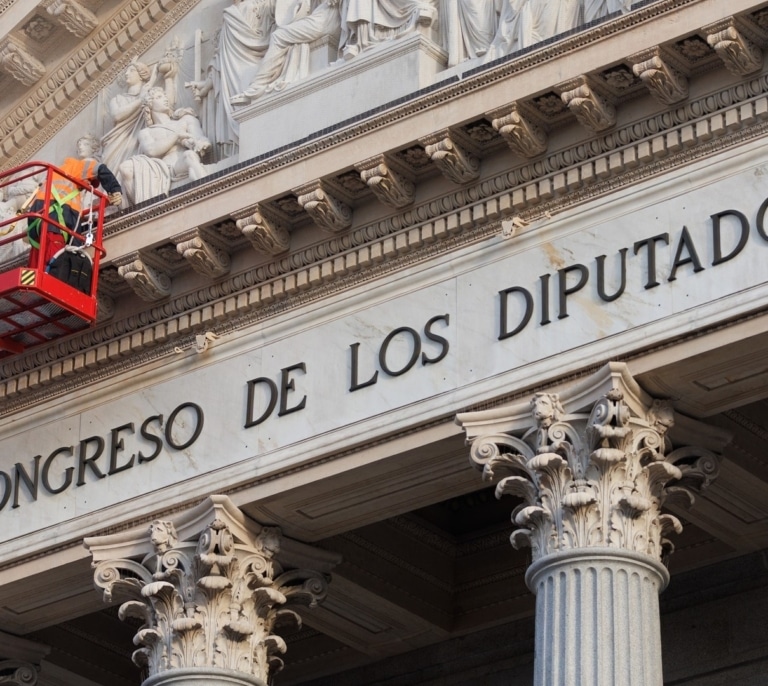 Lingüistas cuestionan el cambio de nombre del Congreso: "Cambiar la lengua tiene una visión colonialista"