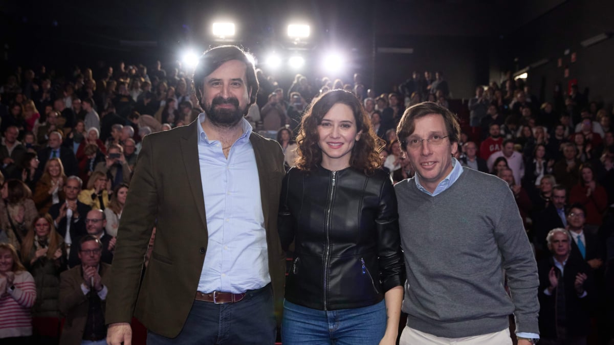 Rafael Núñez Huesca junto a Isabel Díaz ayuso y José Luis Martínez Almeida en una foto de archivo