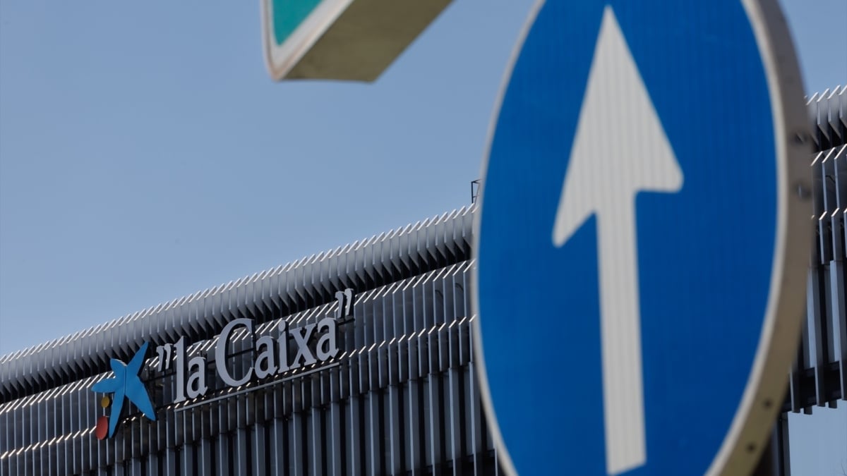 Una señal del tráfico frente a la fachada del edificio de CaixaBank.