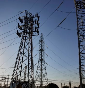 Iberdrola y Endesa amenazan con revisar sus inversiones si la CNMC no [...]