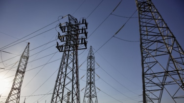 Iberdrola y Endesa amenazan con revisar sus inversiones si la CNMC no eleva lo que cobran por sus redes