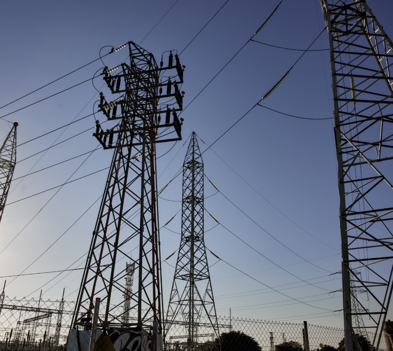 Iberdrola y Endesa amenazan con revisar sus inversiones si la CNMC no eleva lo que cobran por sus redes