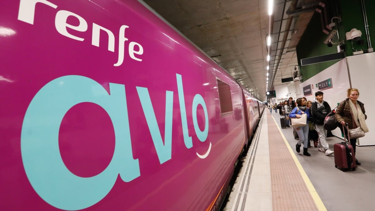 Un tren Avlo de Renfe en la estación de Sants de Barcelona.
