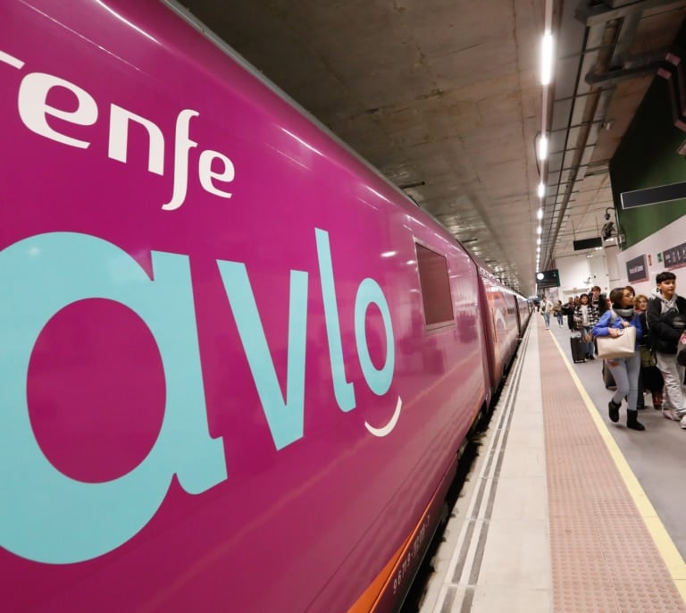 Renfe detecta fisuras en los nuevos trenes de Talgo y suspende la venta de los Avlo Madrid-Barcelona