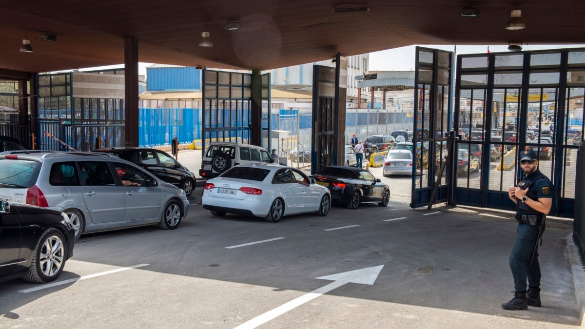 Albares justifica el cierre unilateral de la aduana de Melilla por Marruecos: “El acuerdo contempla detener temporalmente la exportación”