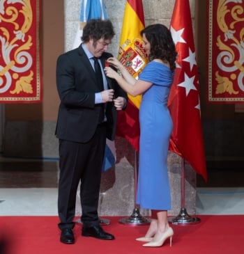 La Justicia madrileña avala la concesión de la Medalla Internacional de Ayuso [...]