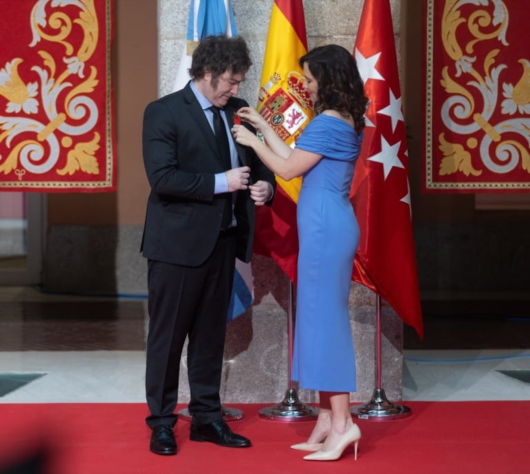 La Justicia madrileña avala la concesión de la Medalla Internacional de Ayuso a Javier Milei