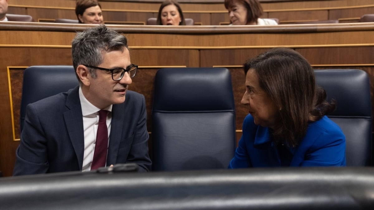 Félix Bolaños y Margarita Robles charlan en el Congreso.