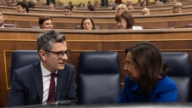 Bolaños se afianza como 'vicepresidente político' tras arrebatar a Robles los secretos oficiales