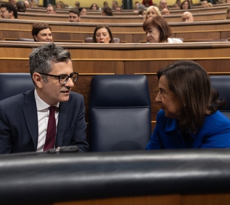 Bolaños se afianza como 'vicepresidente político' tras arrebatar a Robles los secretos oficiales