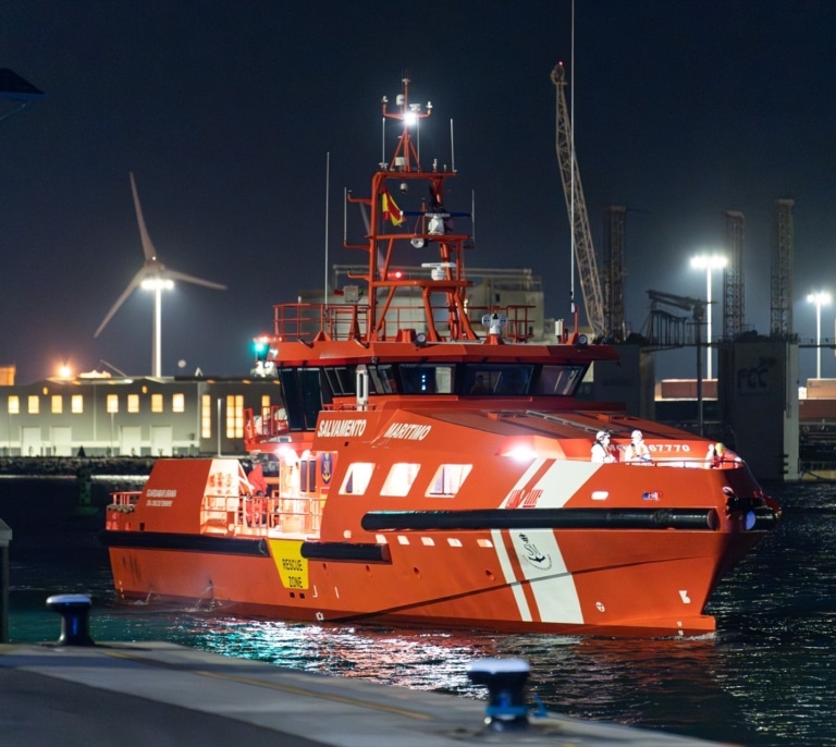 El rescate de dos jóvenes a la deriva que hacían kayak en una playa de Málaga