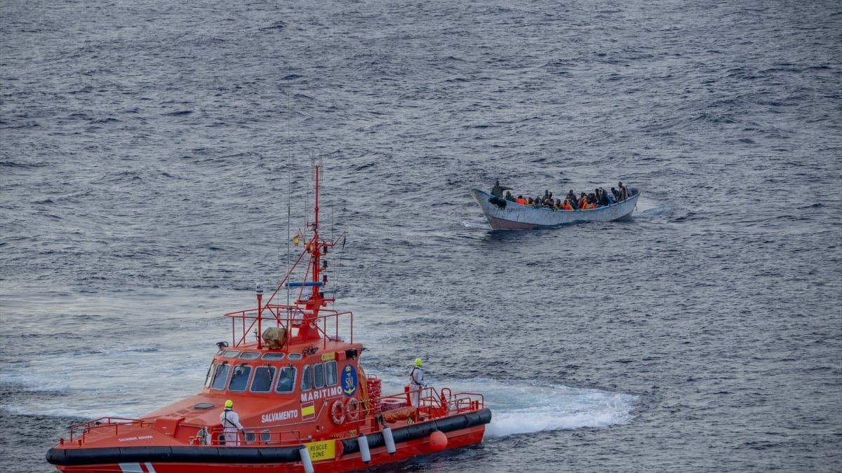 Un buque de Salvamento Marítimo al rescate de una patera