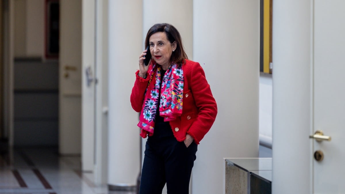 La ministra de Defensa, Margarita Robles, en los pasillos del Senado.