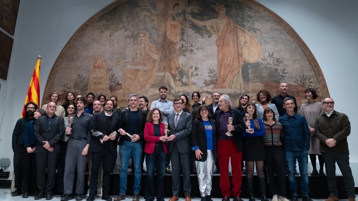 Salvador Illa, presidente de la Generalitat de Cataluña y, Judith Colell, presidenta de la Academia del Cine Catalán, junto con los ganadores de los 17 Premis Gaudí
