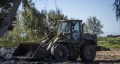 Descubren muerto a un hombre en su tractor tras caer por un camino con varios metros de desnivel