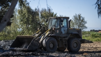 Descubren muerto a un hombre en su tractor tras caer por un camino con varios metros de desnivel