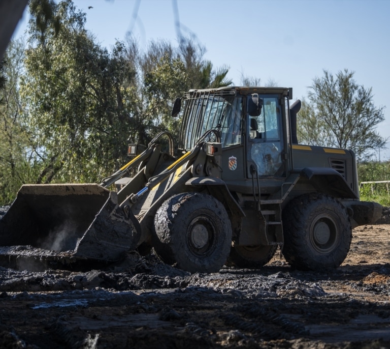 Descubren muerto a un hombre en su tractor tras caer por un camino con varios metros de desnivel