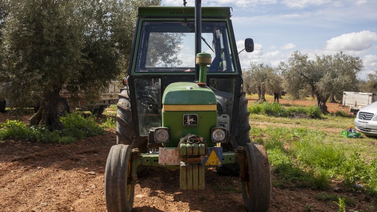 Muere un hombre de 79 años tras quedar atrapado bajo su tractor en Valencia
