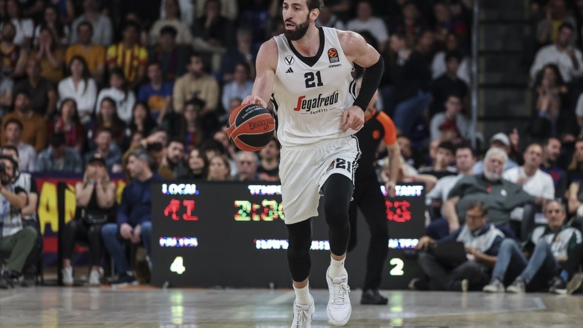 Tornike Shengelia disputando un partido con el Bologna en un partido de Euroliga