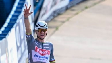 Mathieu van der Poel gana al sprint la etapa 2 ayer en Boulogne-sur-Mer del Tour de Francia