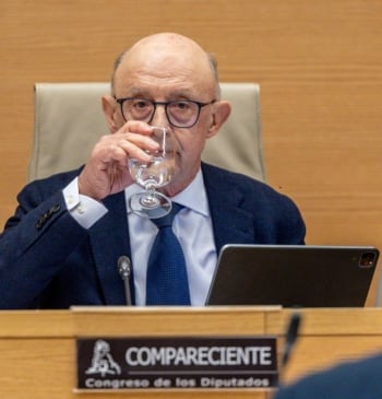 Un juez imputa al exministro Cristóbal Montoro por favorecer a empresas gasísticas