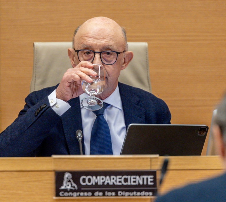 La UCO encuentra cheques por dos millones de euros al rastrear las cuentas del 'caso Montoro'