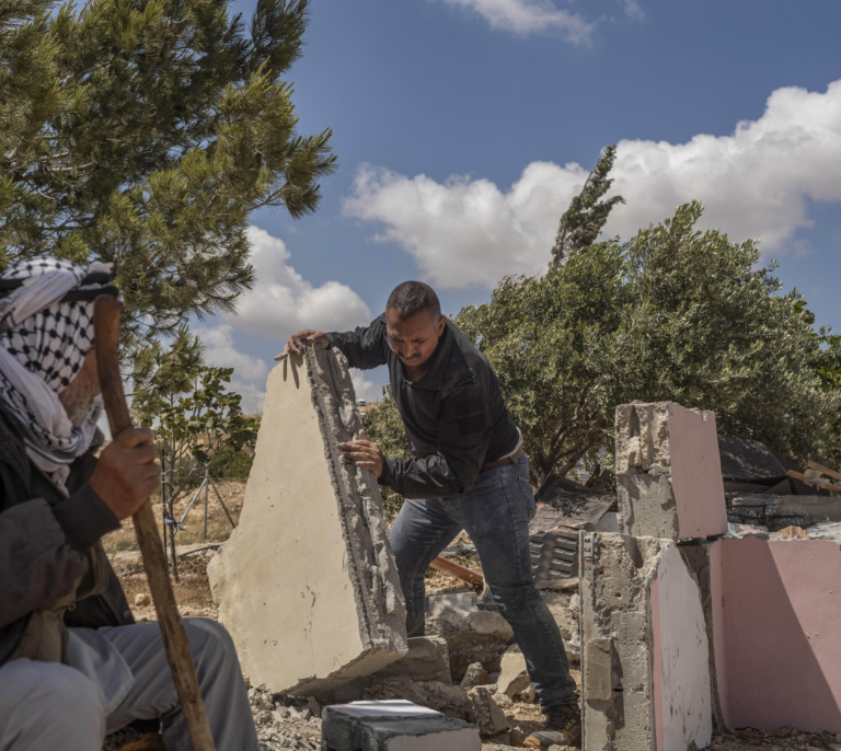 Colono israelí asesina a un activista palestino que participó en el documental galardonado con el Óscar 'No Other Land'