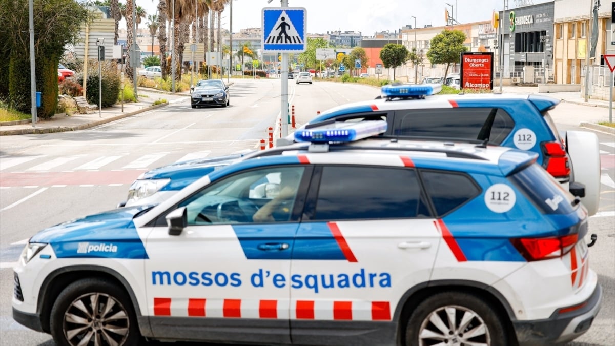 Fotografía de archivo de dos coches de los Mossos d'Esquadra