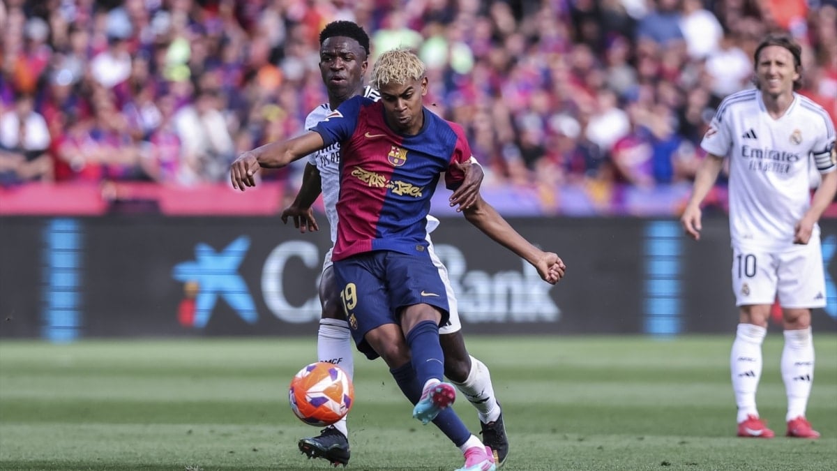 Lamine Yamal y Vinícius Júnior durante un partido de LaLiga EA Sports