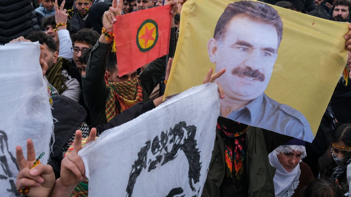 Jóvenes kurdos portan carteles con la imagen de Ocalan