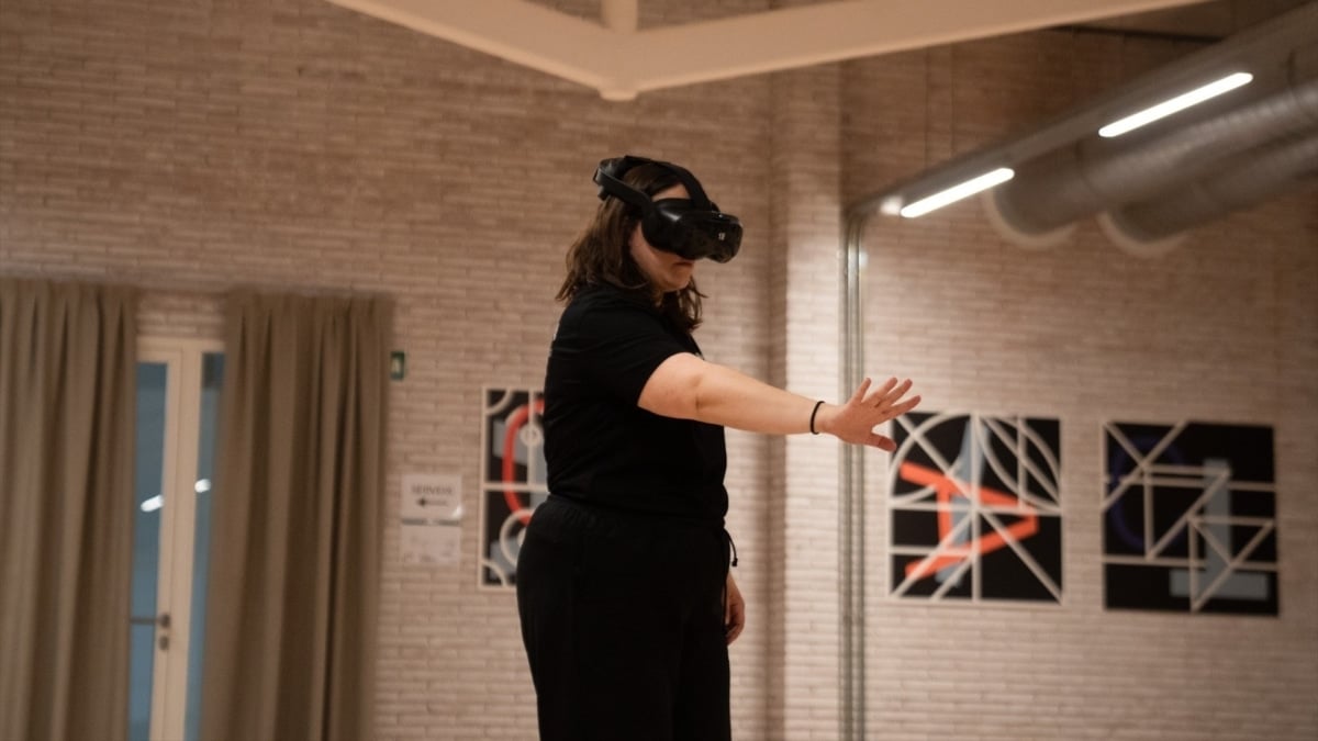 Una mujer con unas gafas de realidad aumentada durante la inauguración del nuevo equipamiento de las industrias creativas Barcelona XRLab el pasado mes de mayo.