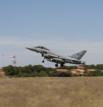 El Ejército aclara la arriesgada maniobra de un caza sobre la playa [...]