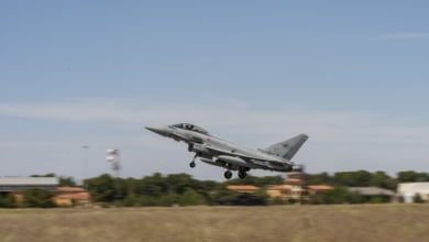 El Ejército aclara la arriesgada maniobra de un caza sobre la playa de San Lorenzo (Gijón): "El piloto actuó con ejemplar rapidez"