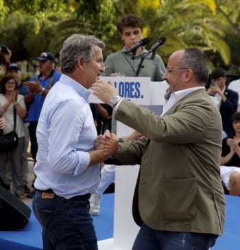 Feijóo cierra con el líder del PP catalán un pacto para blindar [...]